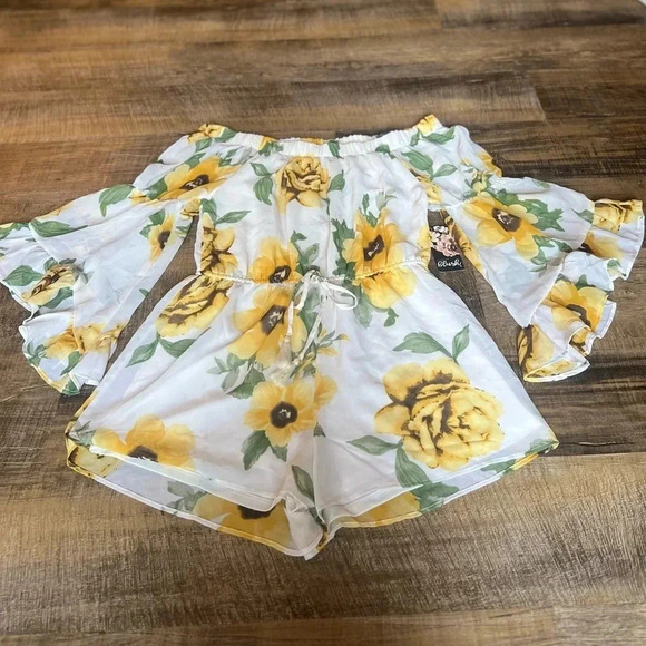 Hint of Blush Pants - Hint of Blush Off Shoulder Romper
Sunflower Ruff Bell Sleeve Size XL NWT Vaca